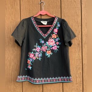 Savanna Jane embroidered V-neck women’s top size medium